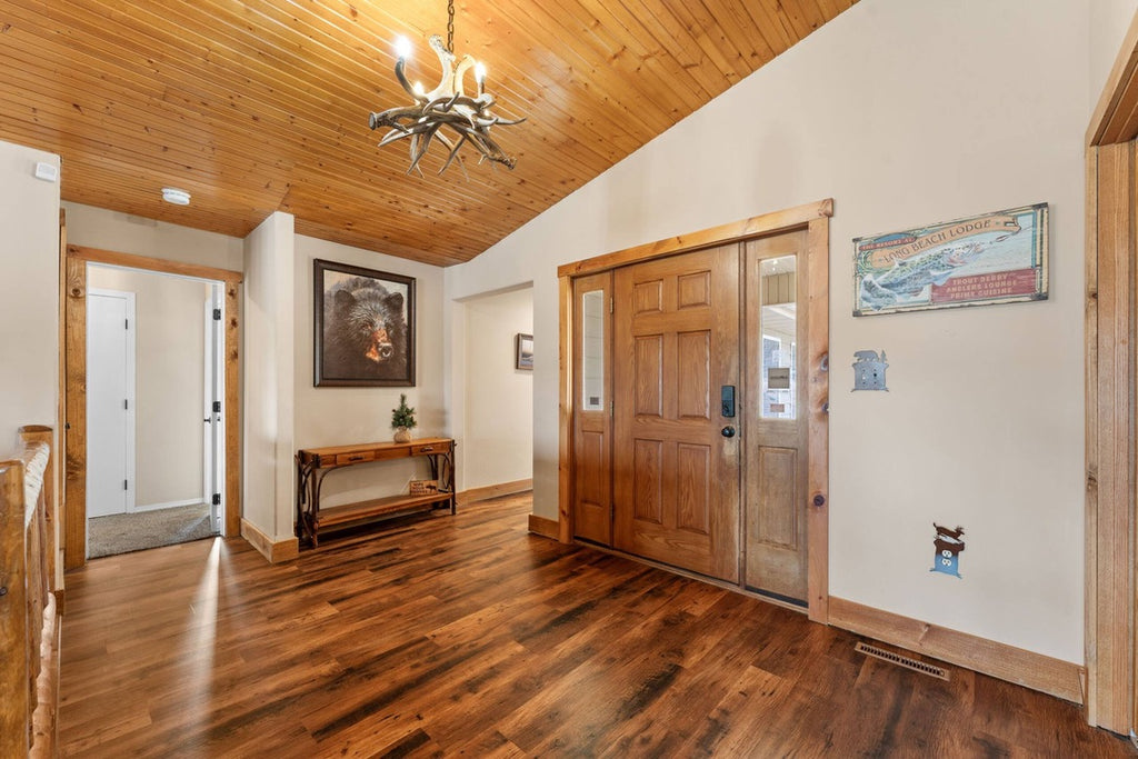 Taneycomo Lakefront Retreat w/ Private Theater & Perks