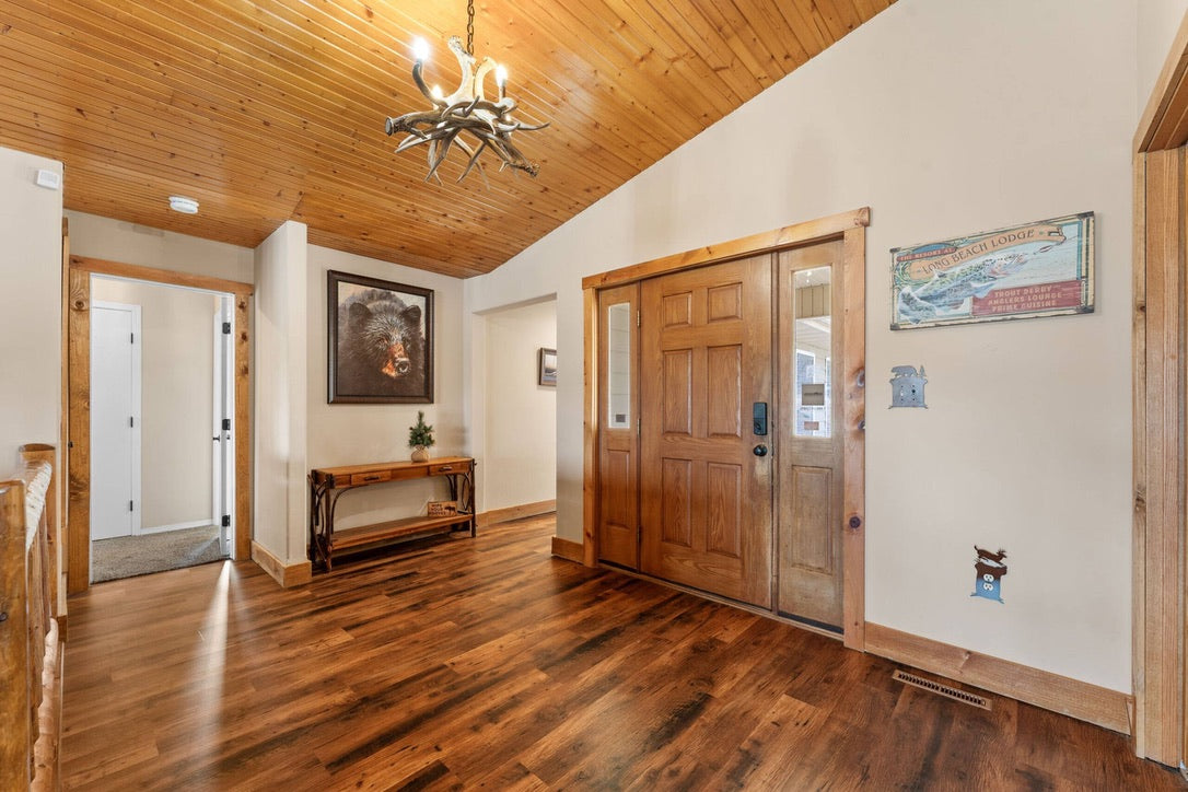 Taneycomo Lakefront Retreat w/ Private Theater & Perks