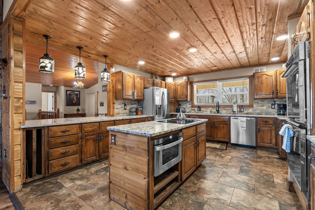 Taneycomo Lakefront Retreat w/ Private Theater & Perks