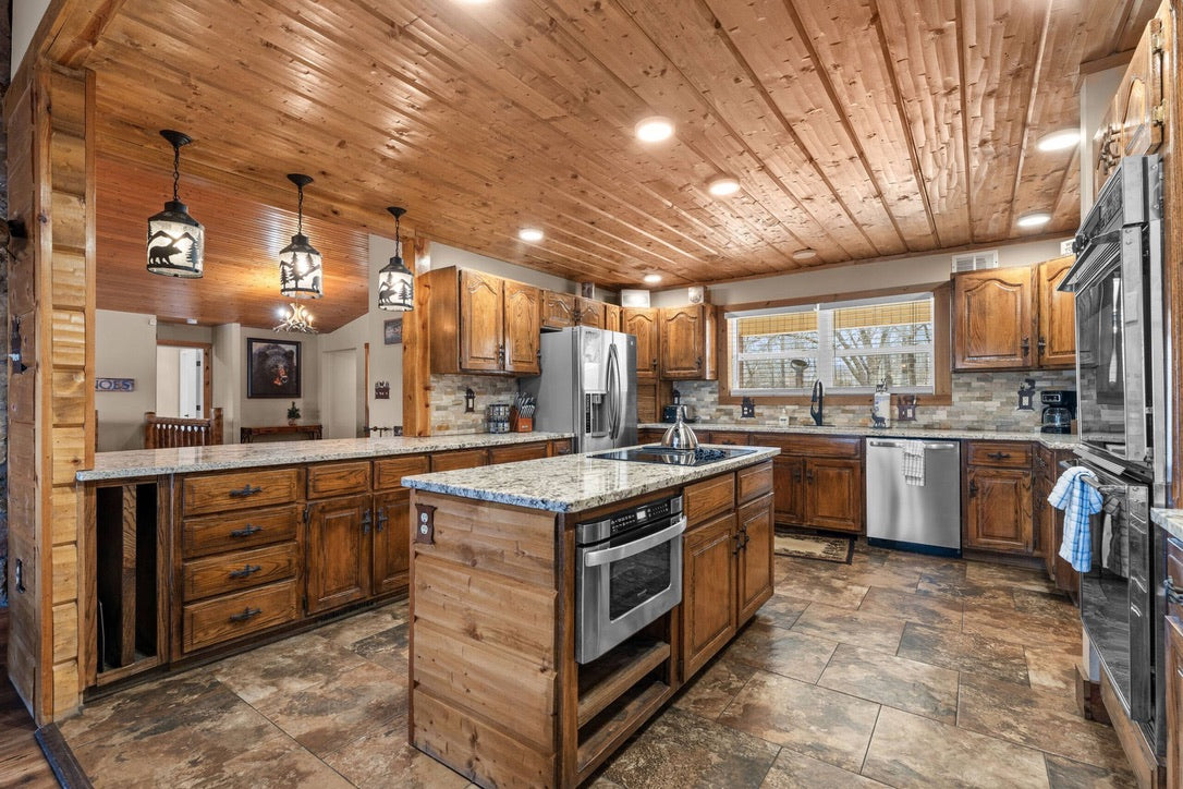 Taneycomo Lakefront Retreat w/ Private Theater & Perks