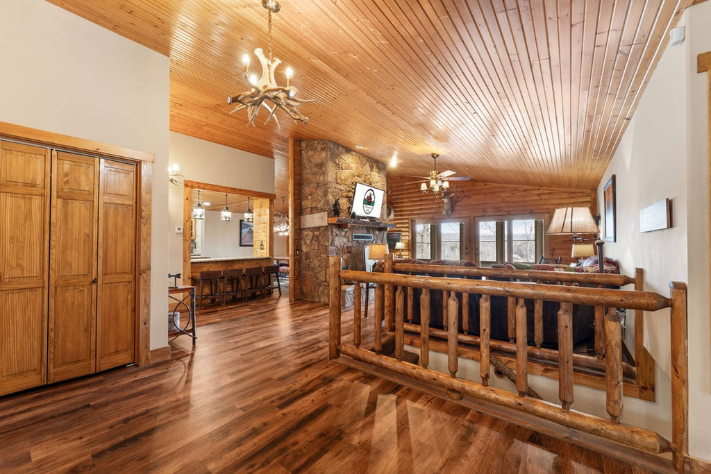 Taneycomo Lakefront Retreat w/ Private Theater & Perks