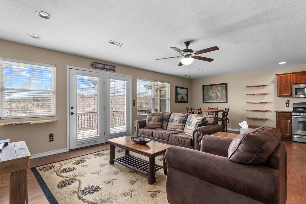 Taneycomo Lakefront Retreat w/ Private Theater & Perks