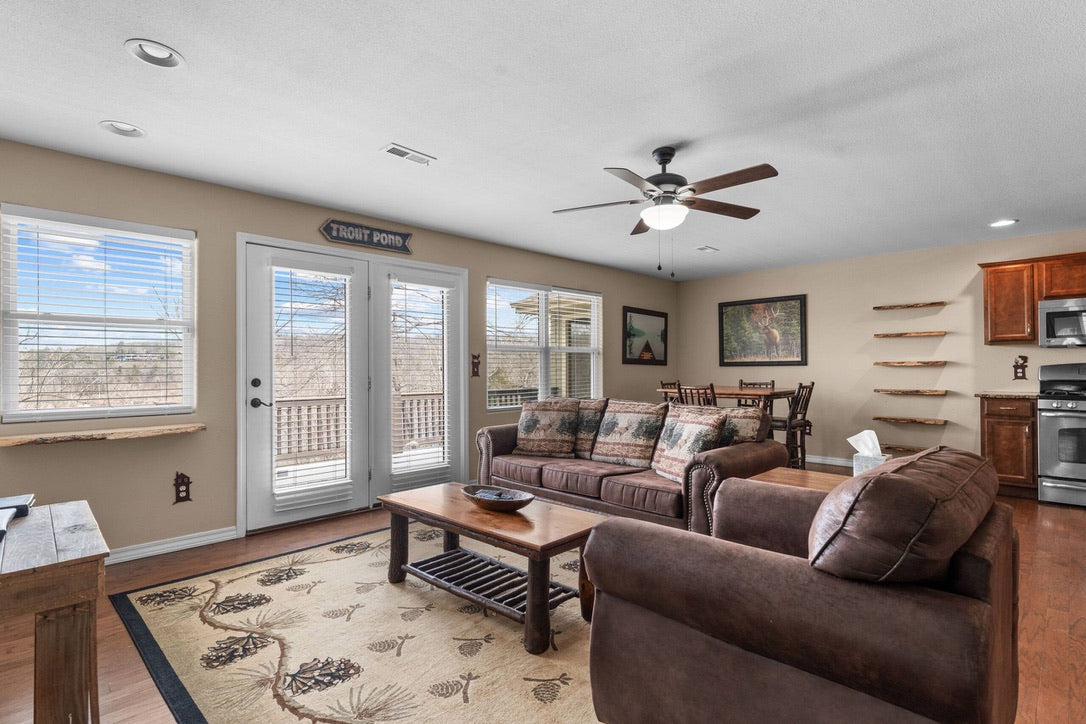 Taneycomo Lakefront Retreat w/ Private Theater & Perks