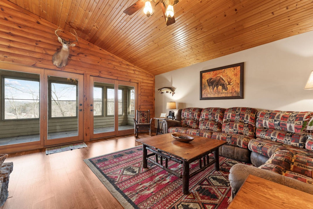 Taneycomo Lakefront Retreat w/ Private Theater & Perks