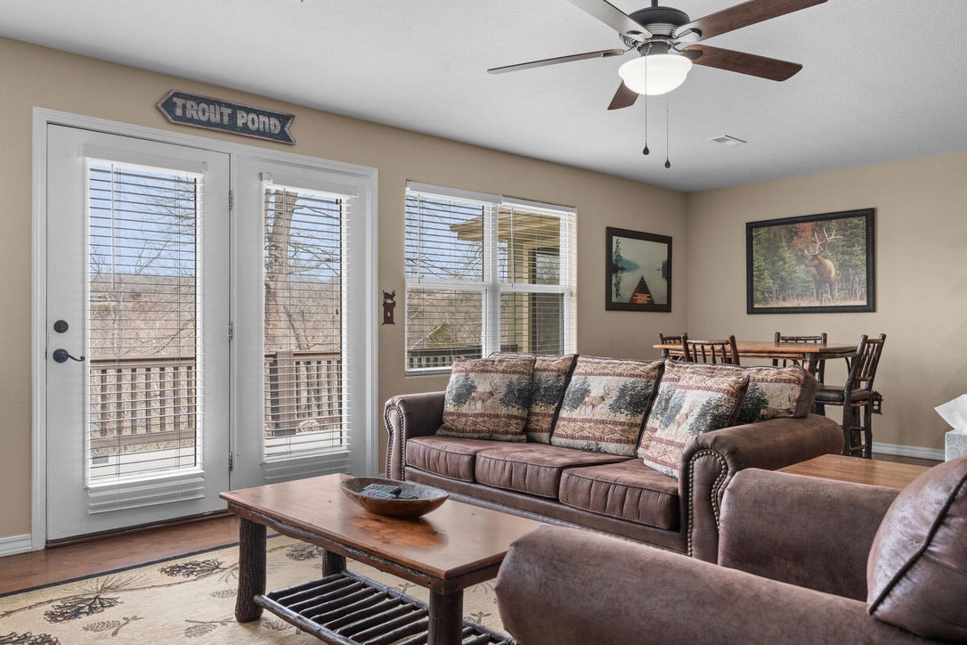 Taneycomo Lakefront Retreat w/ Private Theater & Perks