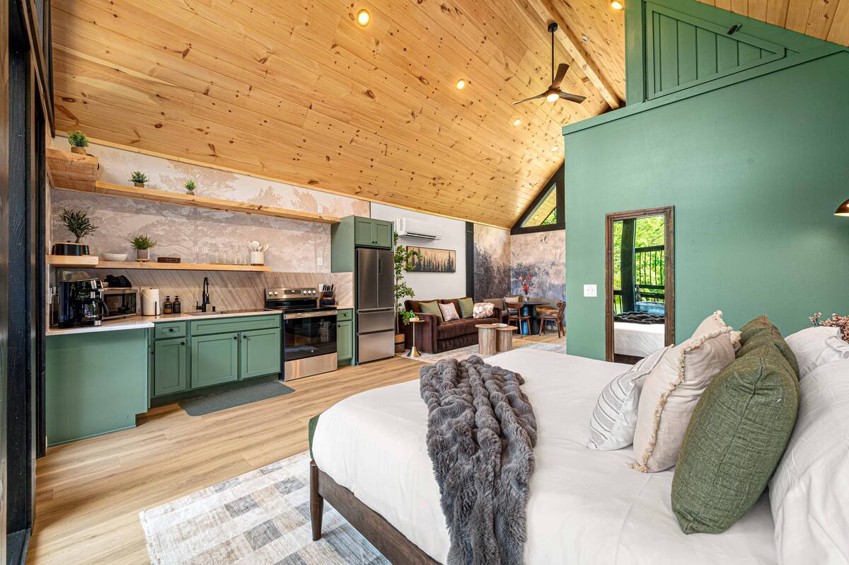 The Smokies Pond Haus