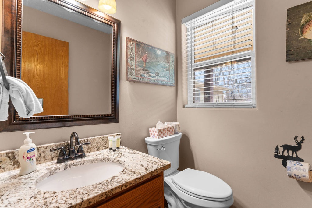 Taneycomo Lakefront Retreat w/ Private Theater & Perks