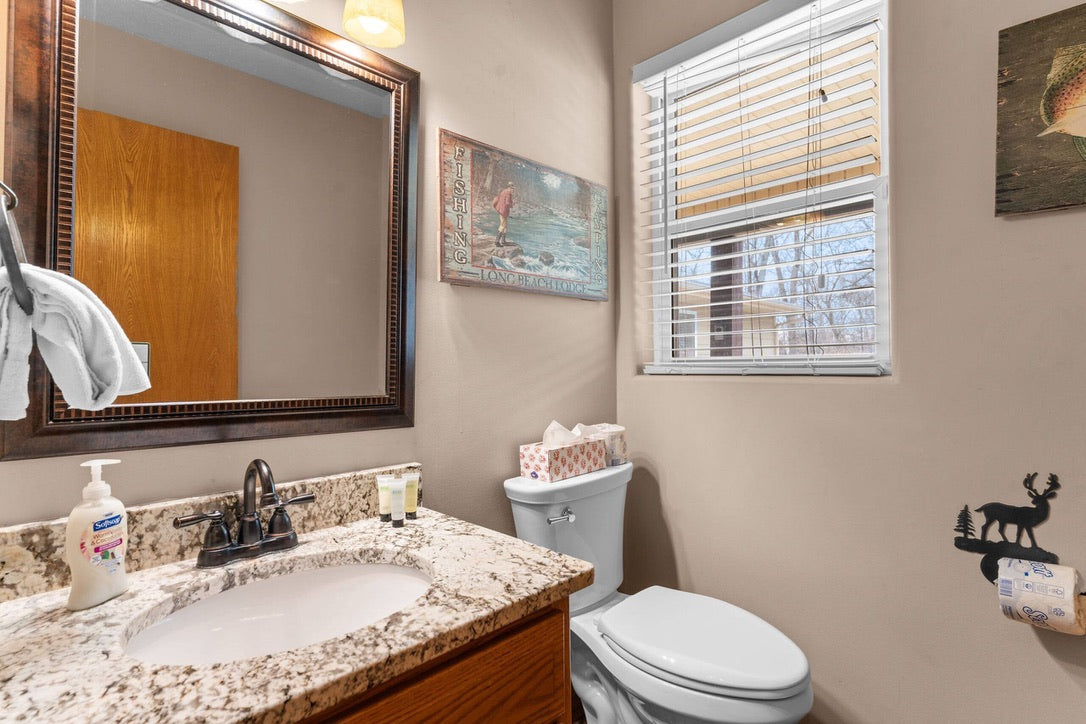 Taneycomo Lakefront Retreat w/ Private Theater & Perks