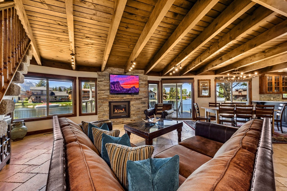 Aura Crystal Cove