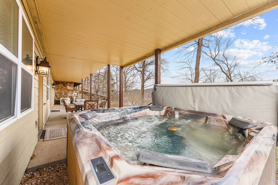 Taneycomo Lakefront Retreat w/ Private Theater & Perks