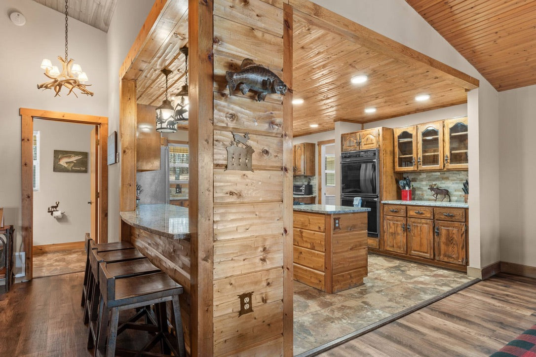 Taneycomo Lakefront Retreat w/ Private Theater & Perks