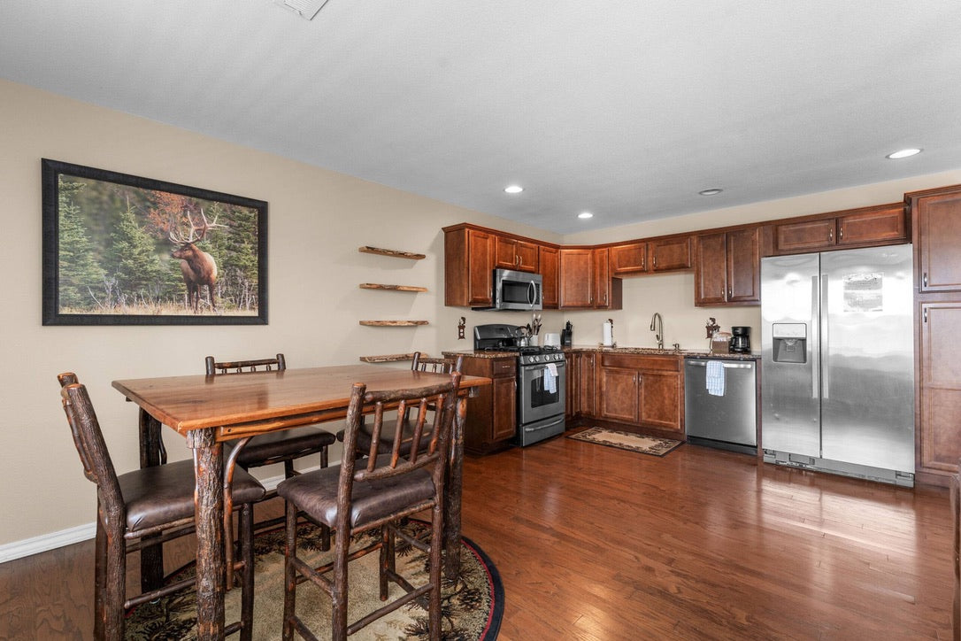 Taneycomo Lakefront Retreat w/ Private Theater & Perks