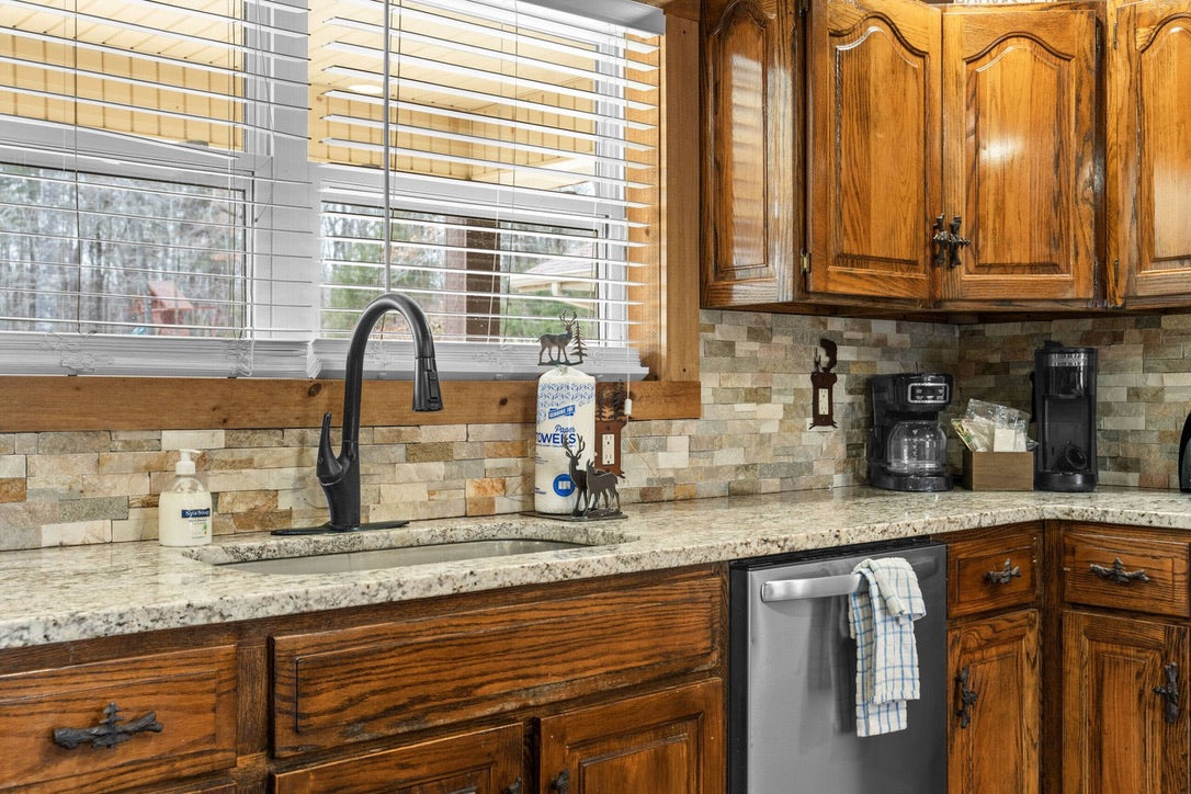 Taneycomo Lakefront Retreat w/ Private Theater & Perks