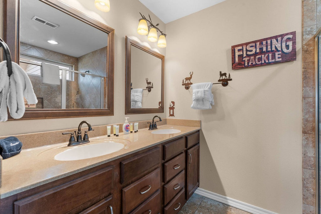 Taneycomo Lakefront Retreat w/ Private Theater & Perks