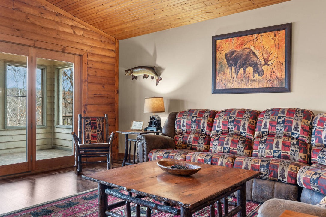 Taneycomo Lakefront Retreat w/ Private Theater & Perks