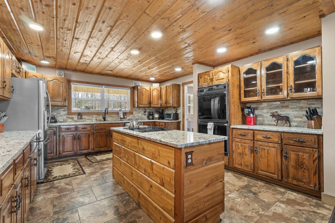 Taneycomo Lakefront Retreat w/ Private Theater & Perks