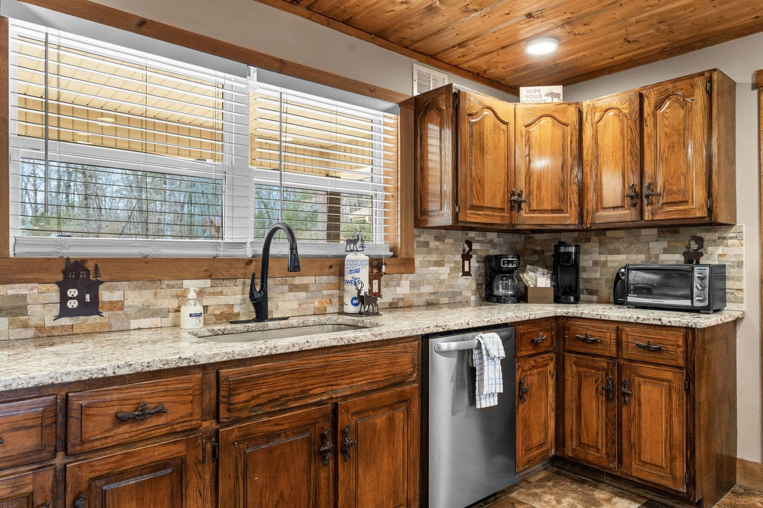 Taneycomo Lakefront Retreat w/ Private Theater & Perks