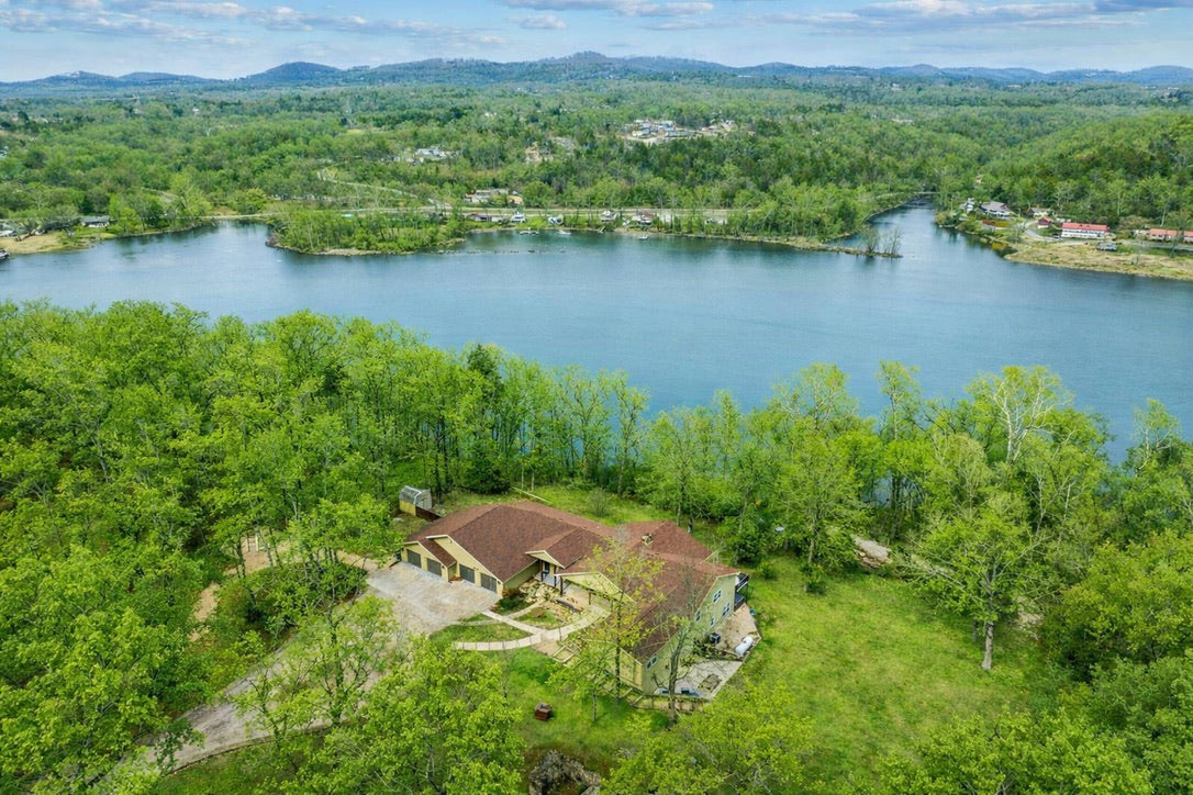 Taneycomo Lakefront Retreat w/ Private Theater & Perks