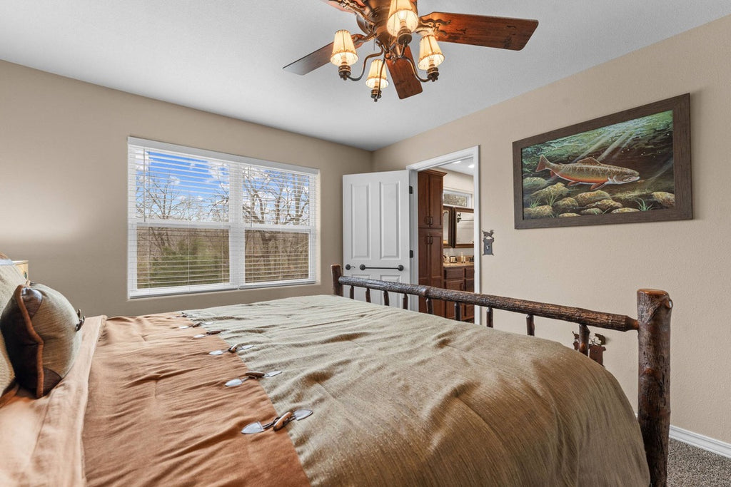 Taneycomo Lakefront Retreat w/ Private Theater & Perks