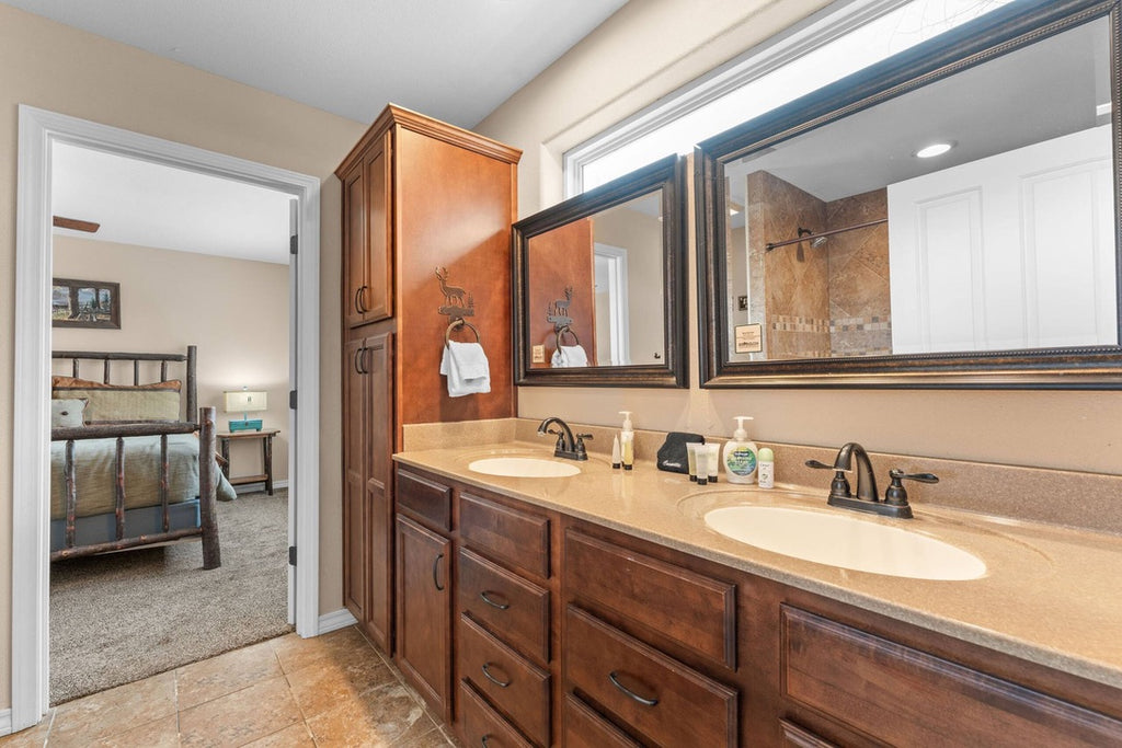 Taneycomo Lakefront Retreat w/ Private Theater & Perks