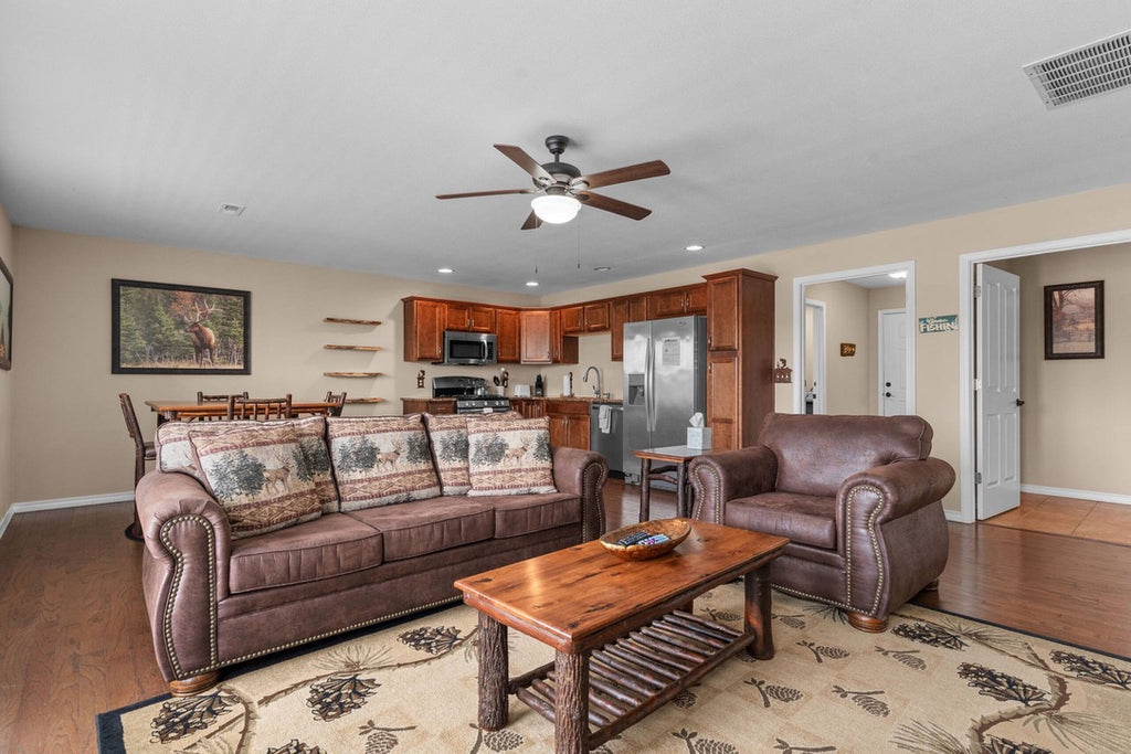 Taneycomo Lakefront Retreat w/ Private Theater & Perks