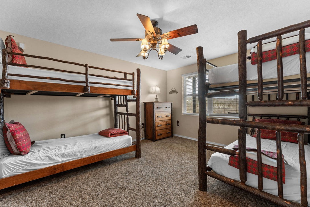 Taneycomo Lakefront Retreat w/ Private Theater & Perks