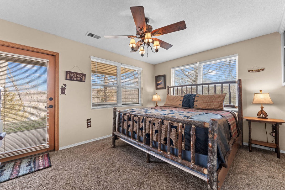 Taneycomo Lakefront Retreat w/ Private Theater & Perks