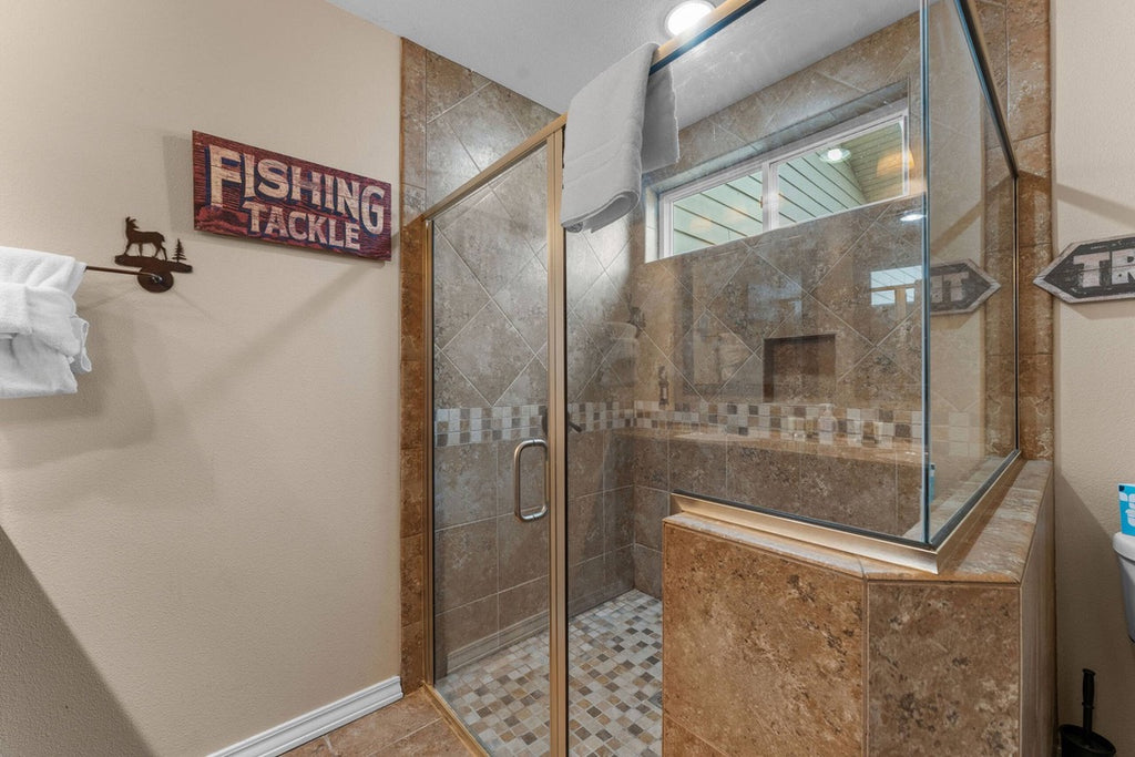 Taneycomo Lakefront Retreat w/ Private Theater & Perks