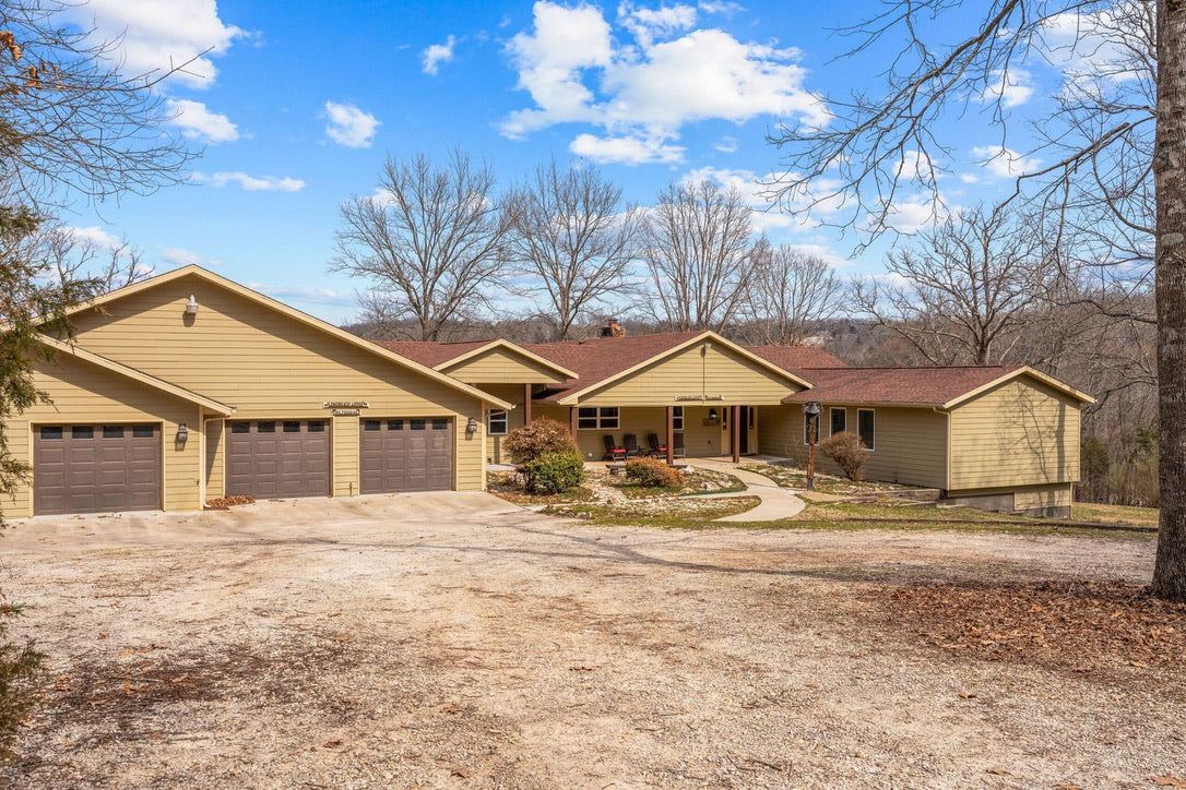 Taneycomo Lakefront Retreat w/ Private Theater & Perks