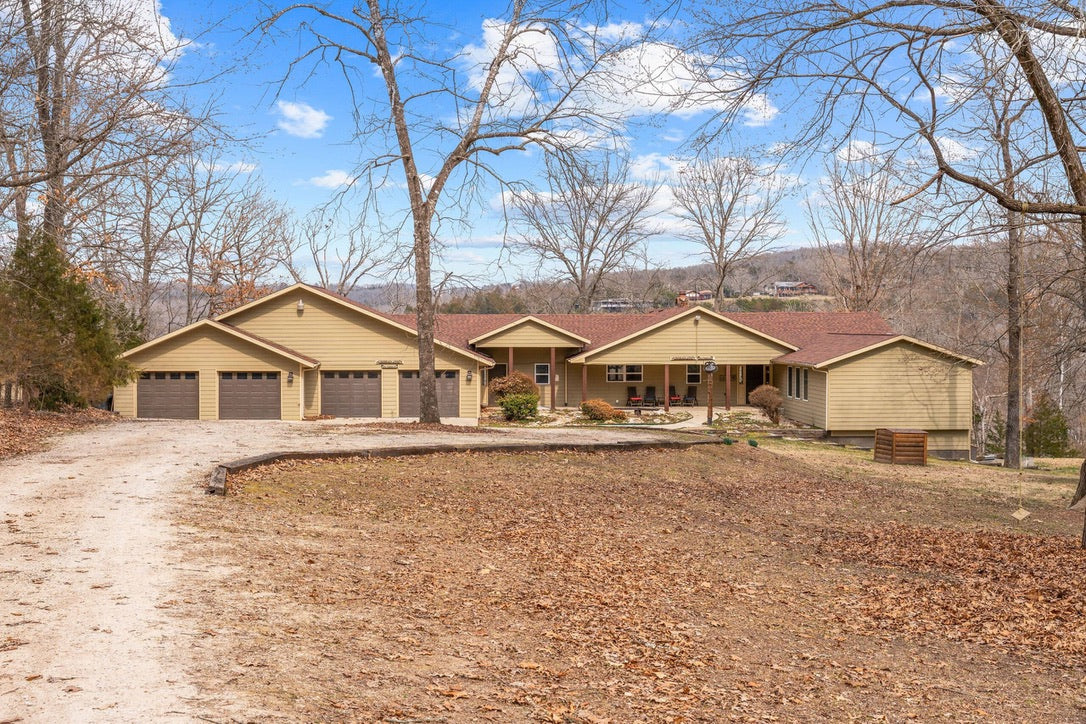 Taneycomo Lakefront Retreat w/ Private Theater & Perks