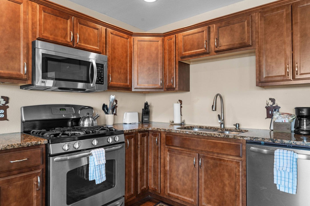 Taneycomo Lakefront Retreat w/ Private Theater & Perks