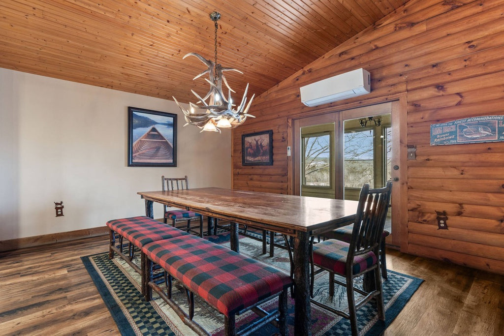 Taneycomo Lakefront Retreat w/ Private Theater & Perks