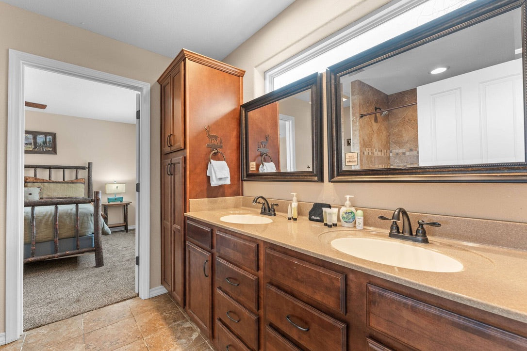 Taneycomo Lakefront Retreat w/ Private Theater & Perks