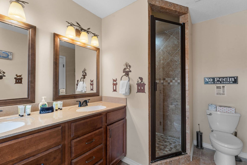 Taneycomo Lakefront Retreat w/ Private Theater & Perks