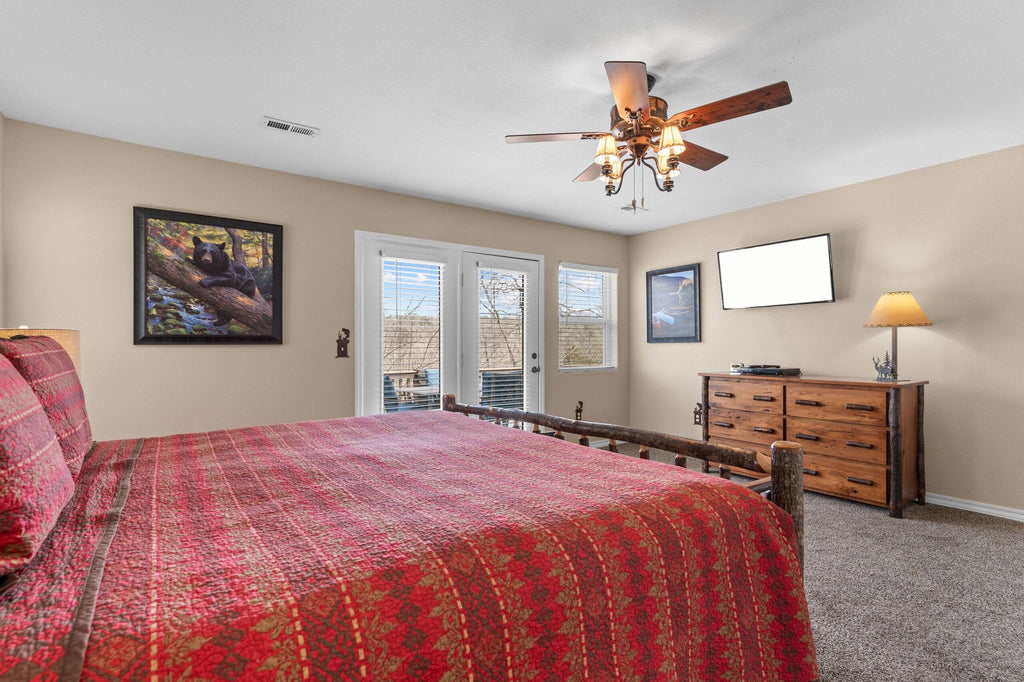 Taneycomo Lakefront Retreat w/ Private Theater & Perks
