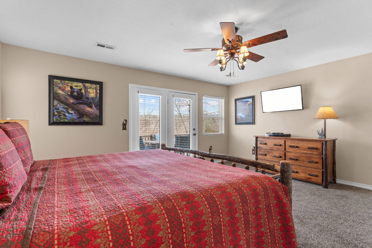 Taneycomo Lakefront Retreat w/ Private Theater & Perks