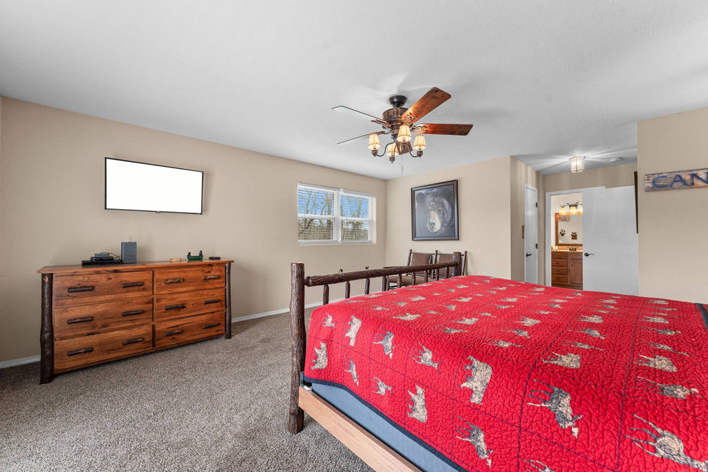 Taneycomo Lakefront Retreat w/ Private Theater & Perks