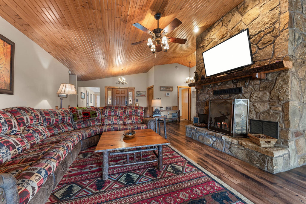 Taneycomo Lakefront Retreat w/ Private Theater & Perks