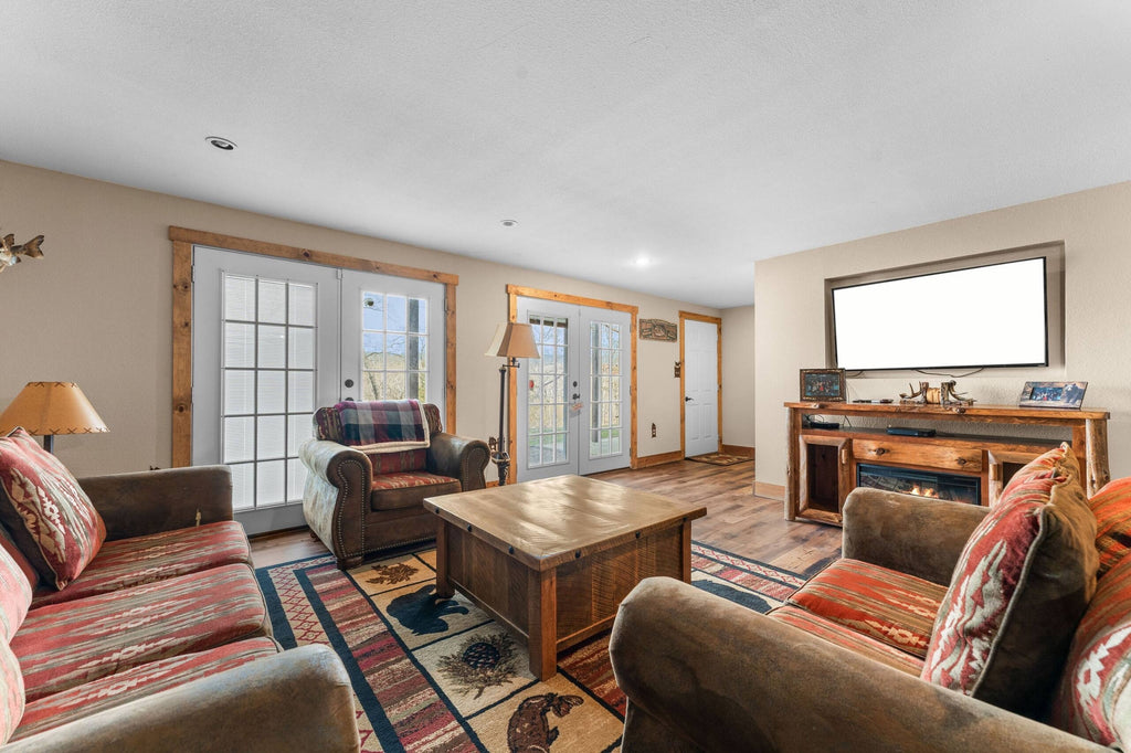 Taneycomo Lakefront Retreat w/ Private Theater & Perks