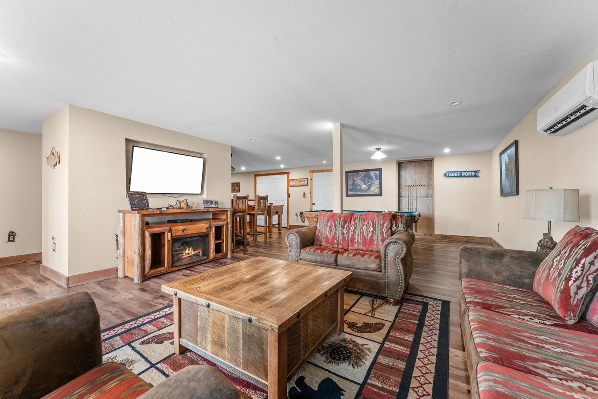 Taneycomo Lakefront Retreat w/ Private Theater & Perks