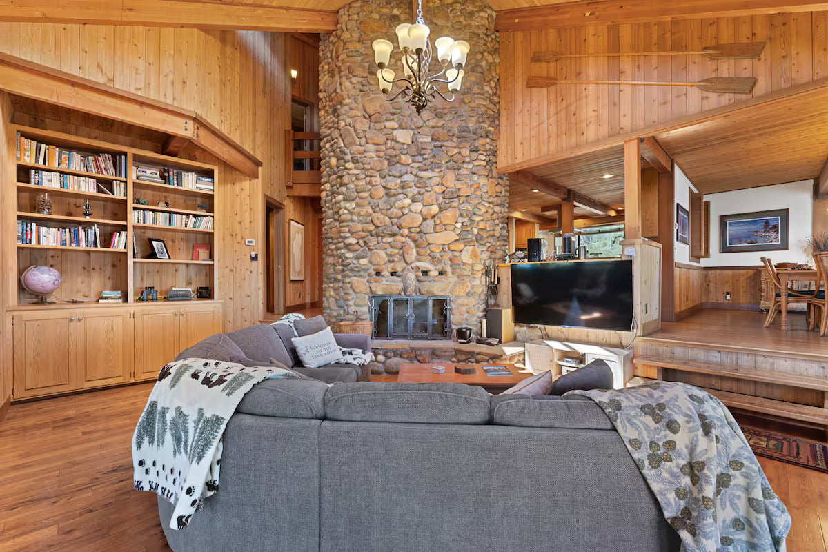Aura Lodge at Edgewater